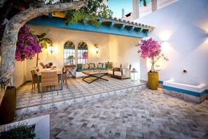 Outdoor dining - El Patio de Cristóbal Colón (AYAMONTE)