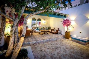 Outdoor dining - El Patio de Cristóbal Colón (AYAMONTE)