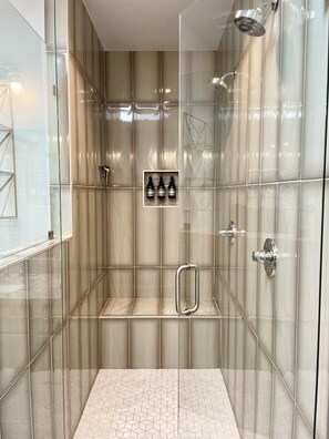 Badewanne, Handtücher, Seife, Shampoo