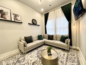 Smart TV, libri, impianto stereo