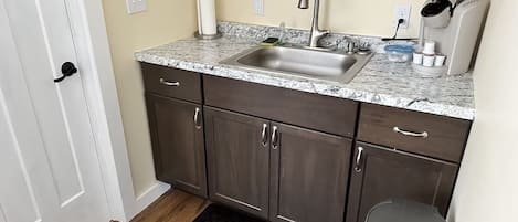 Refrigerador, microondas, cafetera/tetera, tostadora