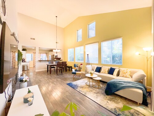 High Ceiling & Amazing backyard & family Kids friendly