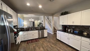 Kühlschrank, Mikrowelle, Ofen, Geschirrspüler