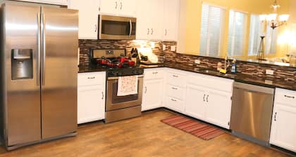 High Ceiling & Amazing backyard & family Kids friendly