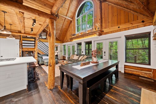Mountain Cabin w/ Hot tub & Game Room