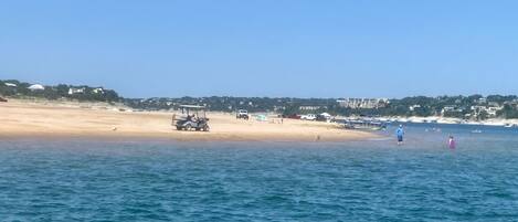 Playa en los alrededores, camastros y toallas de playa