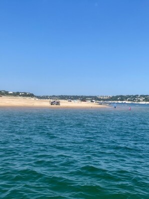 Nær stranden, solsenger og strandhåndklær