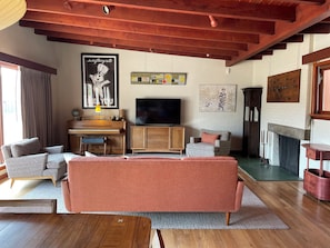 Smart TV, lareira, DVD player, biblioteca musical