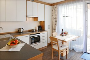 Kühlschrank, Ofen, Geschirrspüler, Wasserkocher mit Kaffee-/Teezubehör