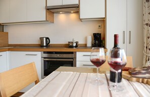 Kühlschrank, Ofen, Geschirrspüler, Wasserkocher mit Kaffee-/Teezubehör