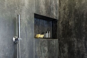 Dusche, Haartrockner, Handtücher