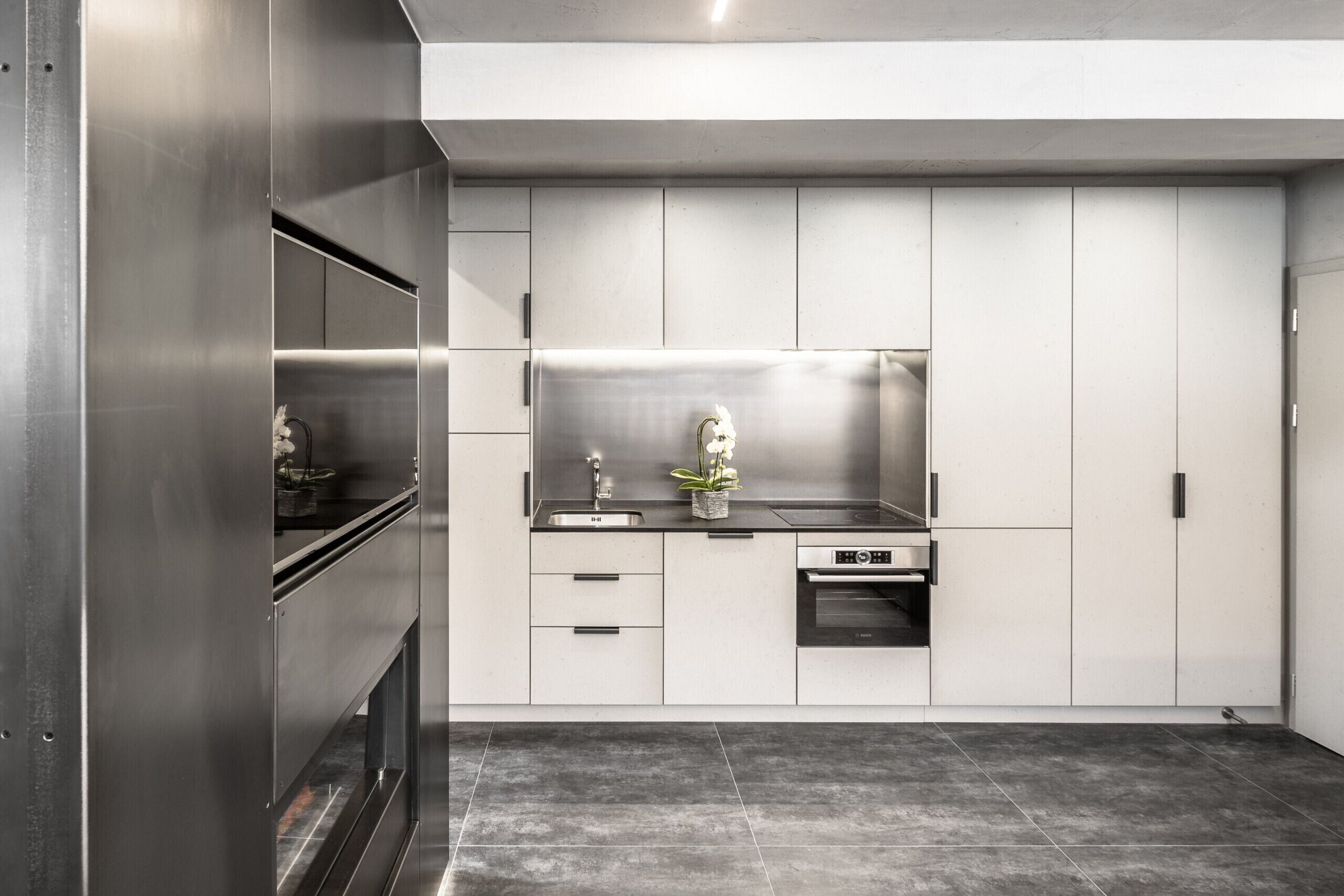 Fridge, oven, dishwasher, coffee/tea maker