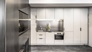 Fridge, oven, dishwasher, coffee/tea maker