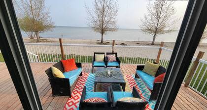 Lake front cottage on Lake Manitoba. 90min from Clear Lake, Riding Mt. Nat. Prk