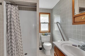 Tromsoya Villa | Bathroom