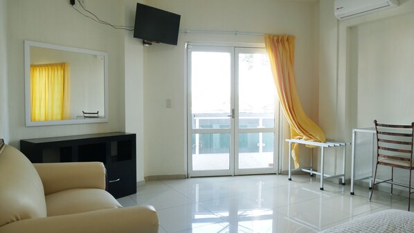 Comfort Studio Suite | Living area | 32-inch LED TV with cable channels, TV - Hotel Insurgentes (Tepic)