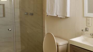 Family Quadruple Room | Bathroom | Separate tub and shower, hair dryer, towels