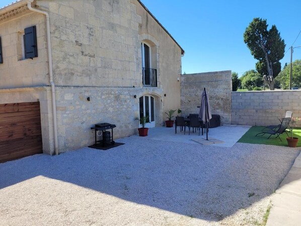 Outdoor dining - Apartment in part of Mas (RAPHELE-LES-ARLES)