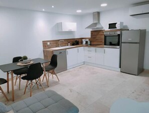 Fridge, microwave, oven, stovetop - Apartment in part of Mas (RAPHELE-LES-ARLES)
