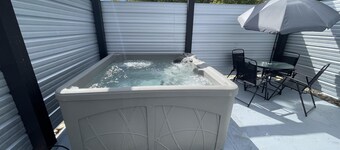 Blue Ridge Mountain Cottage Hot tub, Near Asheville/Charlotte, Great View