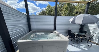 Blue Ridge Mountain Cottage Hot tub, Near Asheville/Charlotte, Great View