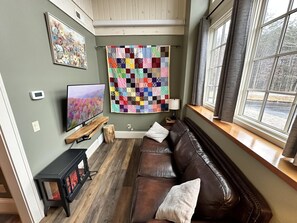 Smart TV, fireplace - Blue Ridge Mountain Cottage – Hot Tub & Mountain Views Near Asheville (Union Mills)