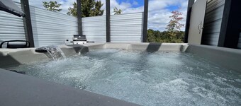 Blue Ridge Mountain Cottage – Hot Tub & Mountain Views Near Asheville