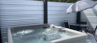 Blue Ridge Mountain Cottage – Hot Tub & Mountain Views Near Asheville
