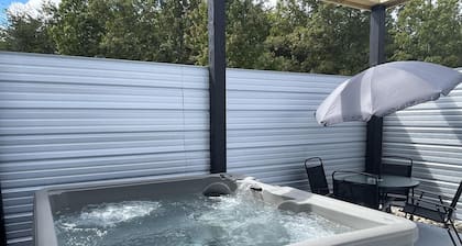 Blue Ridge Mountain Cottage – Hot Tub & Mountain Views Near Asheville