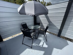 Outdoor dining - Blue Ridge Mountain Cottage – Hot Tub & Mountain Views Near Asheville (Union Mills)