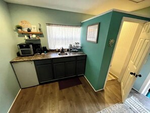 Fridge, microwave, oven, coffee/tea maker - Boho Bungalow! Guesthouse near Downtown & Beaches!  (St. Petersburg)