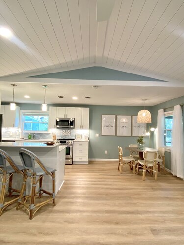 Golf Cart, Sun, Sand, & Island life Beach Retreat!
