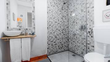 Suite Double | Baño | Cabezal de ducha tipo lluvia y toallas
