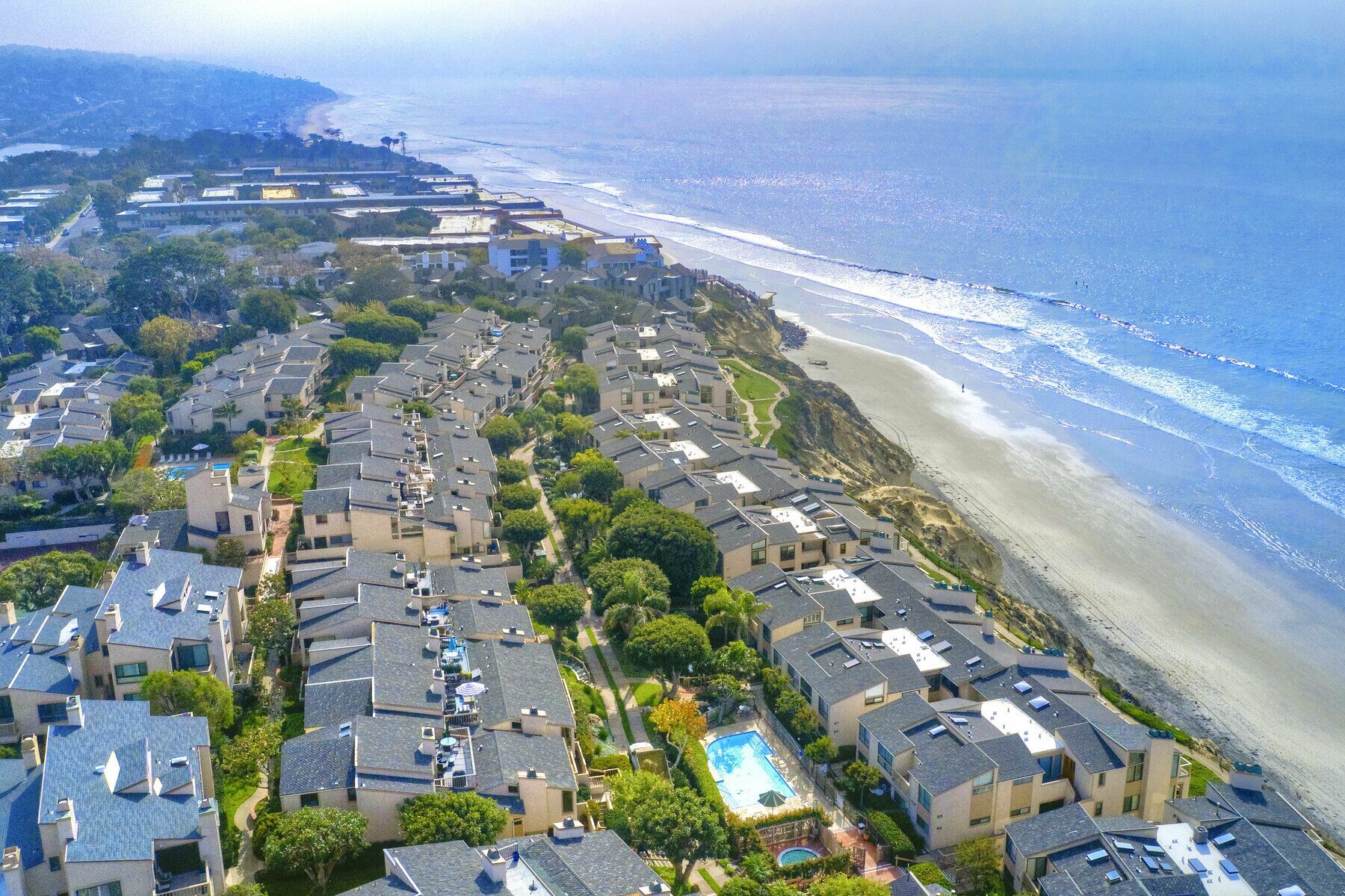 Highly desirable condo situated along the bluff in Solana Beach!