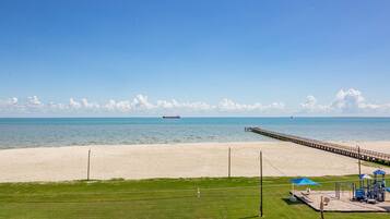 Sulla spiaggia, lettini da mare