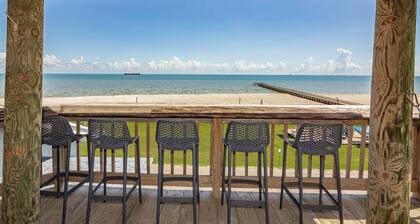 The Lighthouse - Beachfront - Perfect for Groups