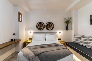 Triple Room | Individually decorated, soundproofing, iron/ironing board