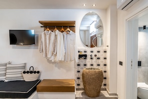 Ducha, secador de pelo, toallas, jabón