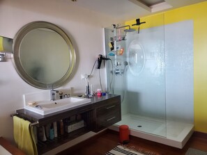 Bathtub, hair dryer, towels, soap - Sea view apartment facing the Chateau d'If and the Iles du Frioul (Marseille)