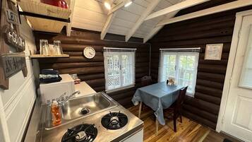 Coffee/tea maker, cookware/dishes/utensils