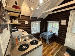 Cafetera o tetera y utensilios de cocina