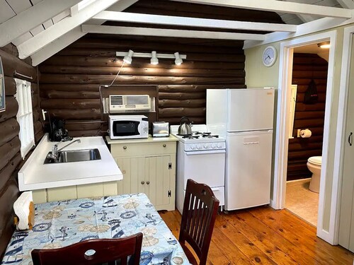 Pine Grove Cottages: Cottage 4: Studio Cottage - Pet Friendly