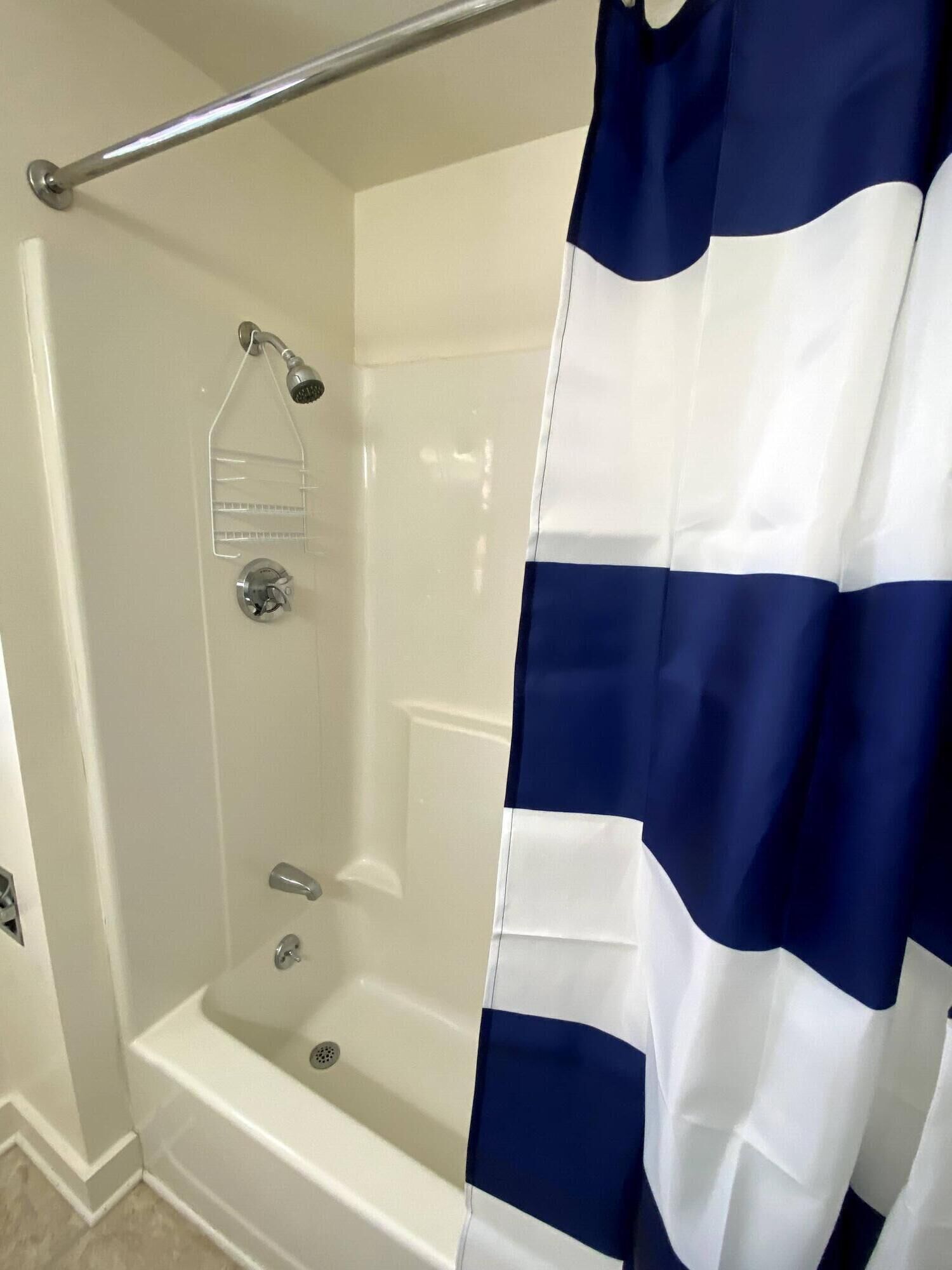 Combined shower/tub, towels