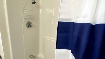 Combined shower/tub, towels