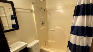 Un baño con inodoro, lavamanos y bañera.