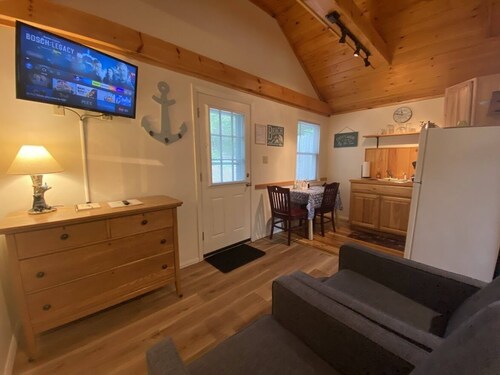 Pine Grove Cottages: Cottage 11 