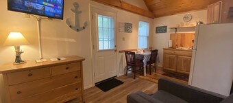 Pine Grove Cottages: Cottage 11 