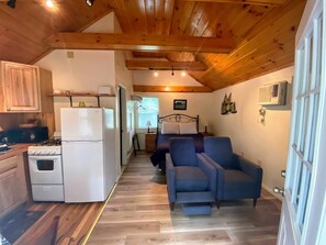1 bedroom, WiFi, bed sheets - Pine Grove Cottages: Cottage 11  (Lincolnville)