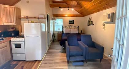 Pine Grove Cottages: Cottage 11