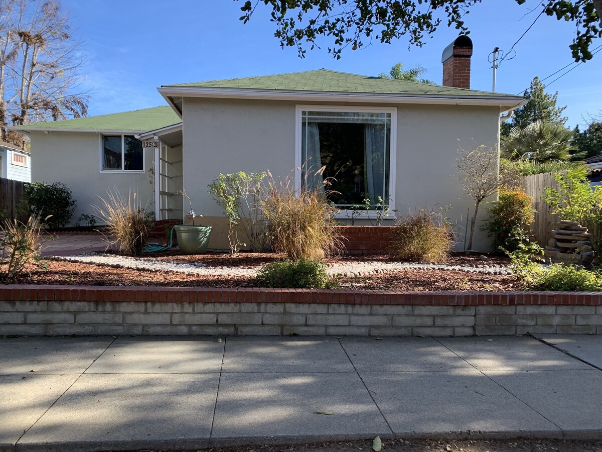 Walk to All ☀️ Spacious HOUSE 🏠 w/Yard & Parking ❤️